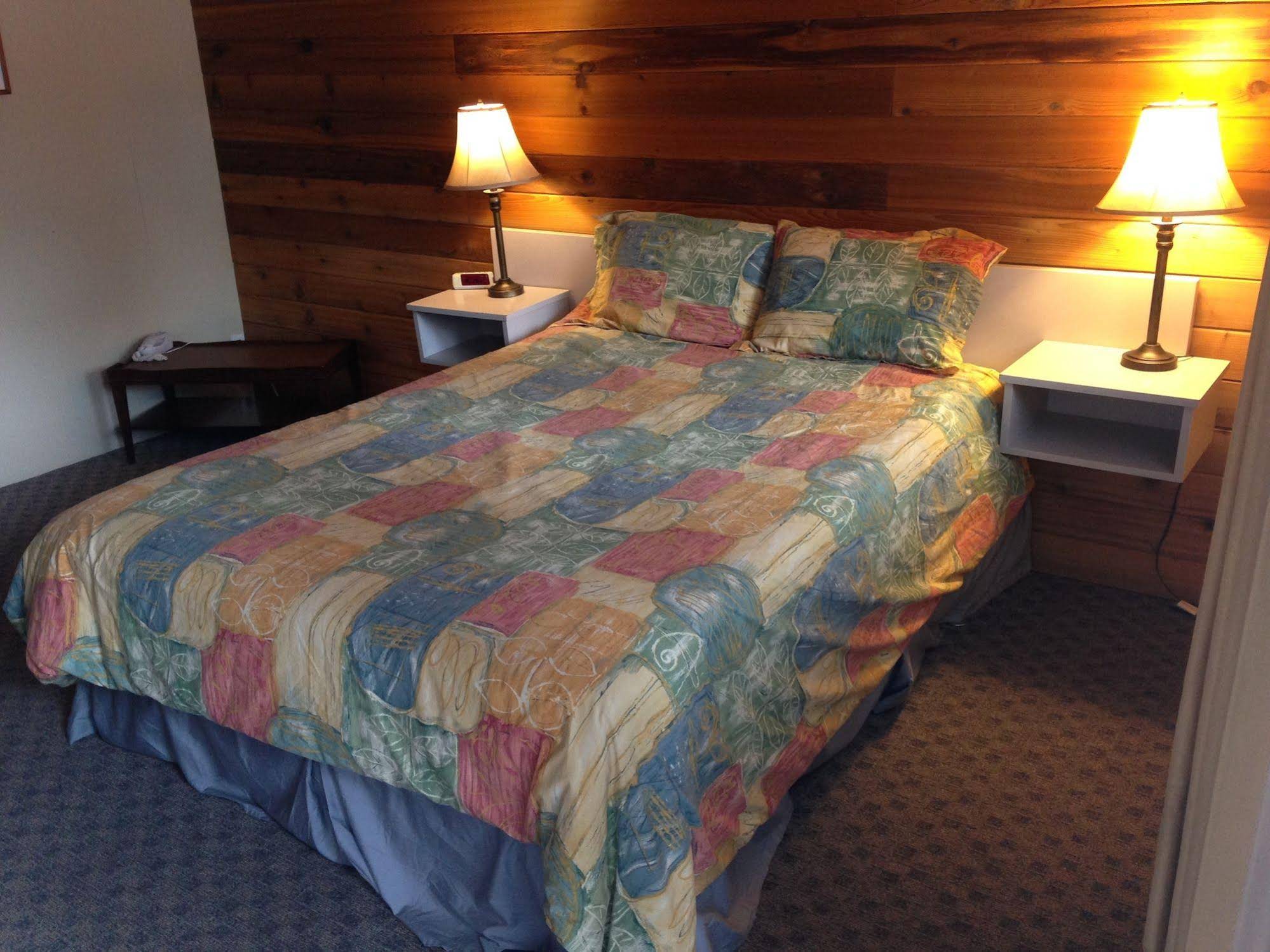 Pines Motel