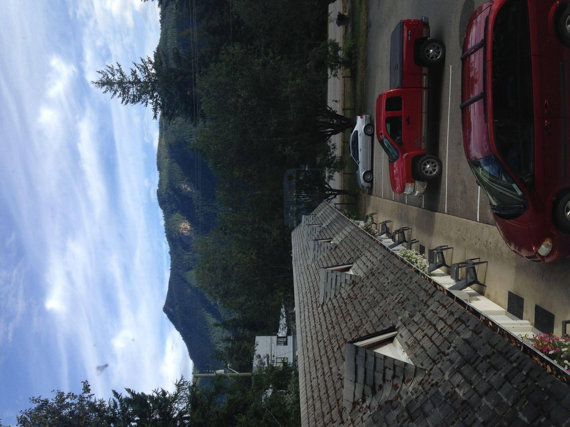 Pines Motel