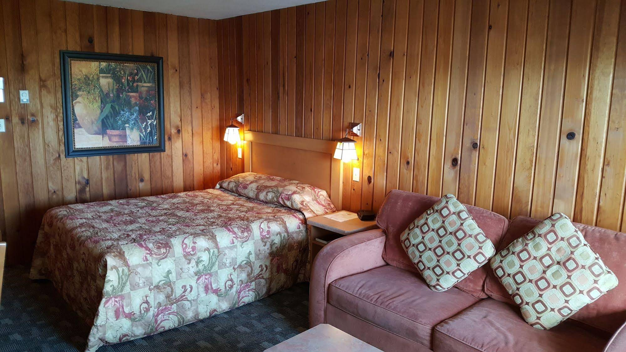 Cedarwood Inn & Suites Sidney