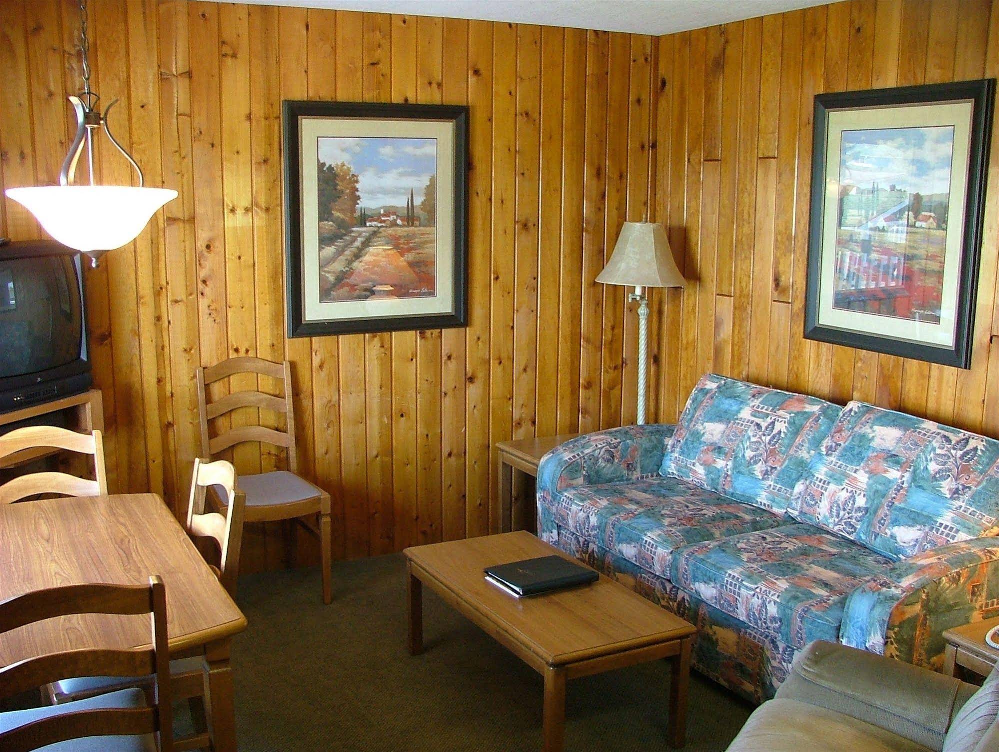 Cedarwood Inn & Suites Sidney