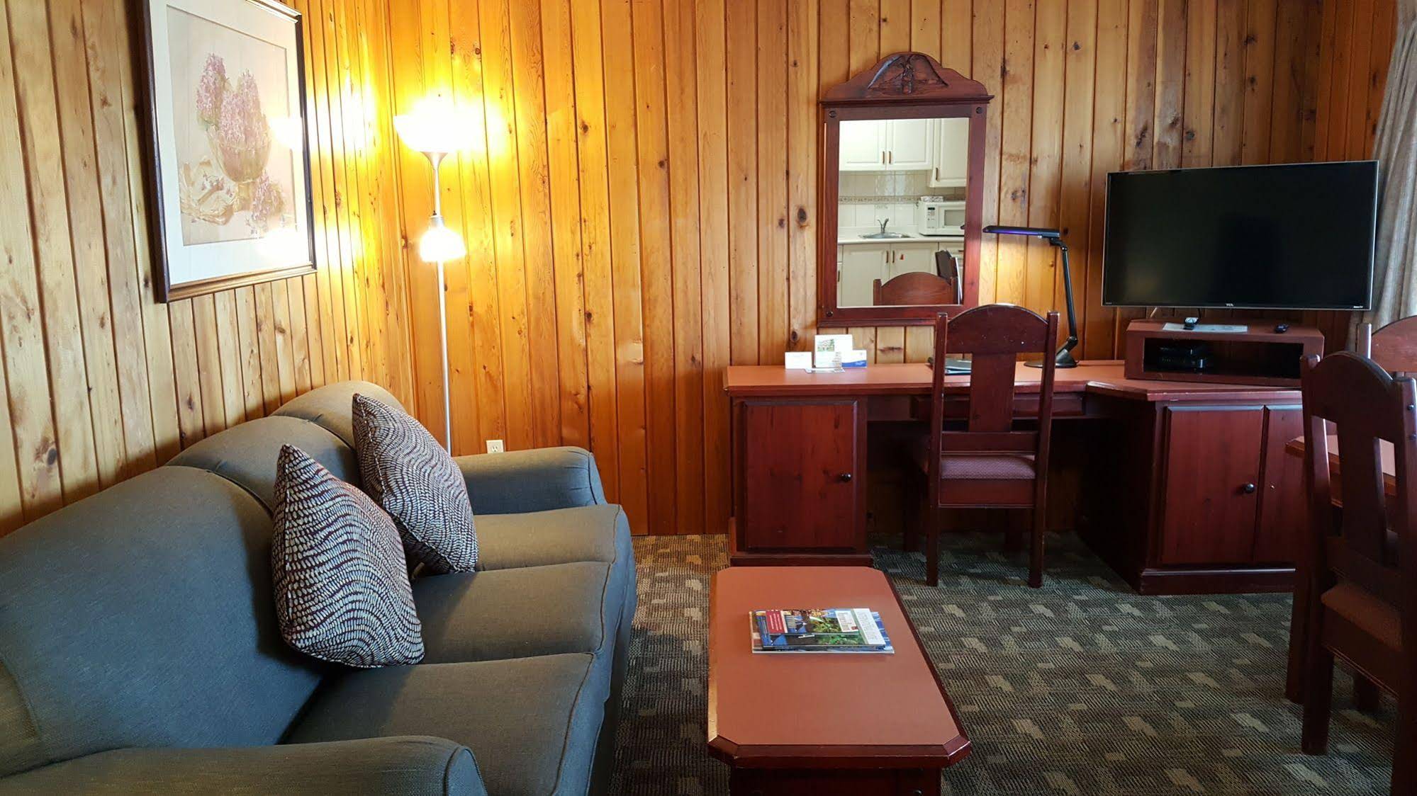 Cedarwood Inn & Suites Sidney