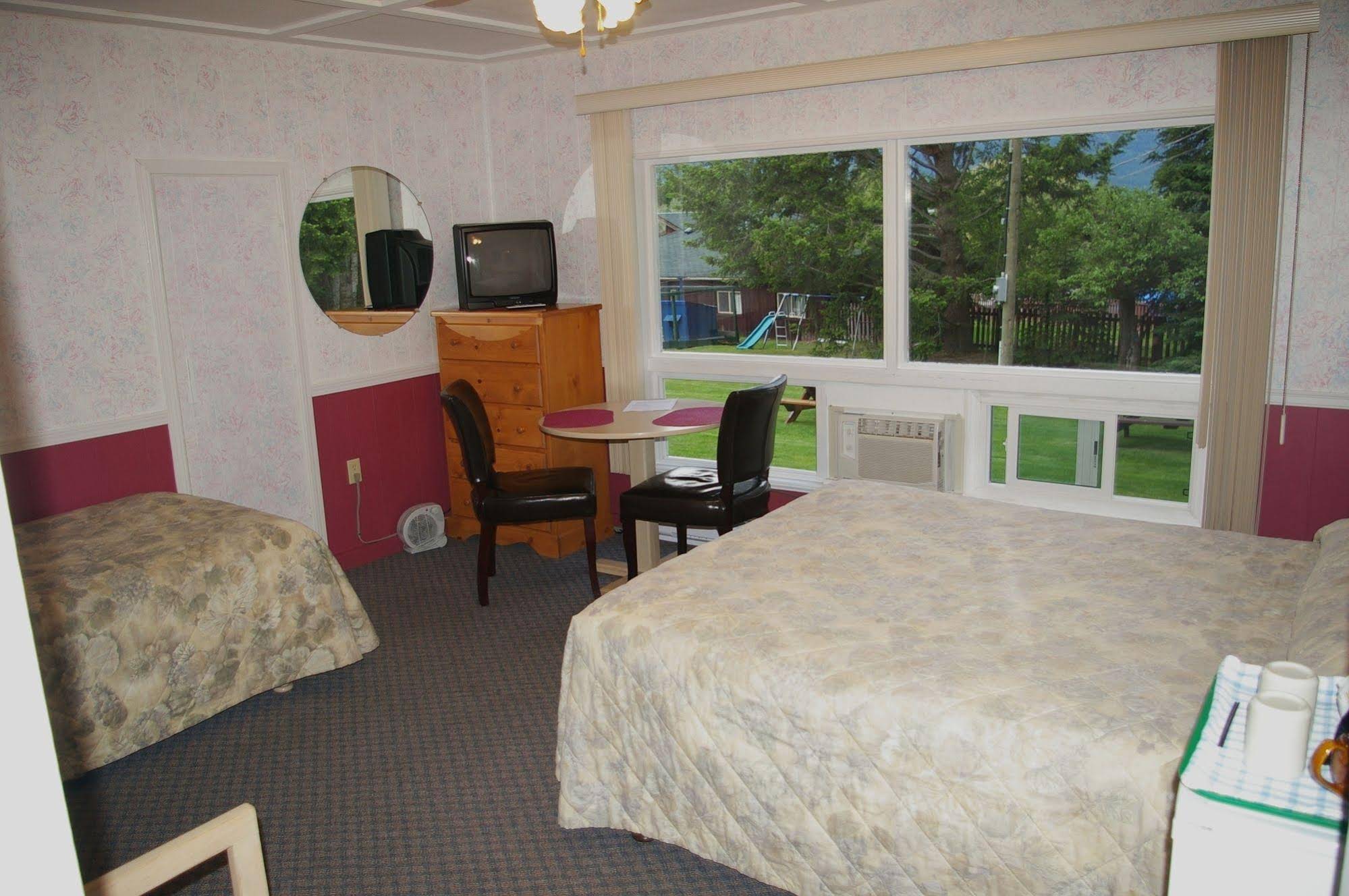 Shuswap Lake Motel Resort & Campground