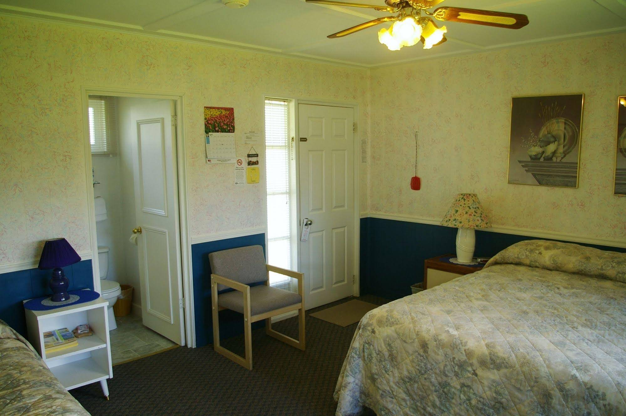 Shuswap Lake Motel Resort & Campground