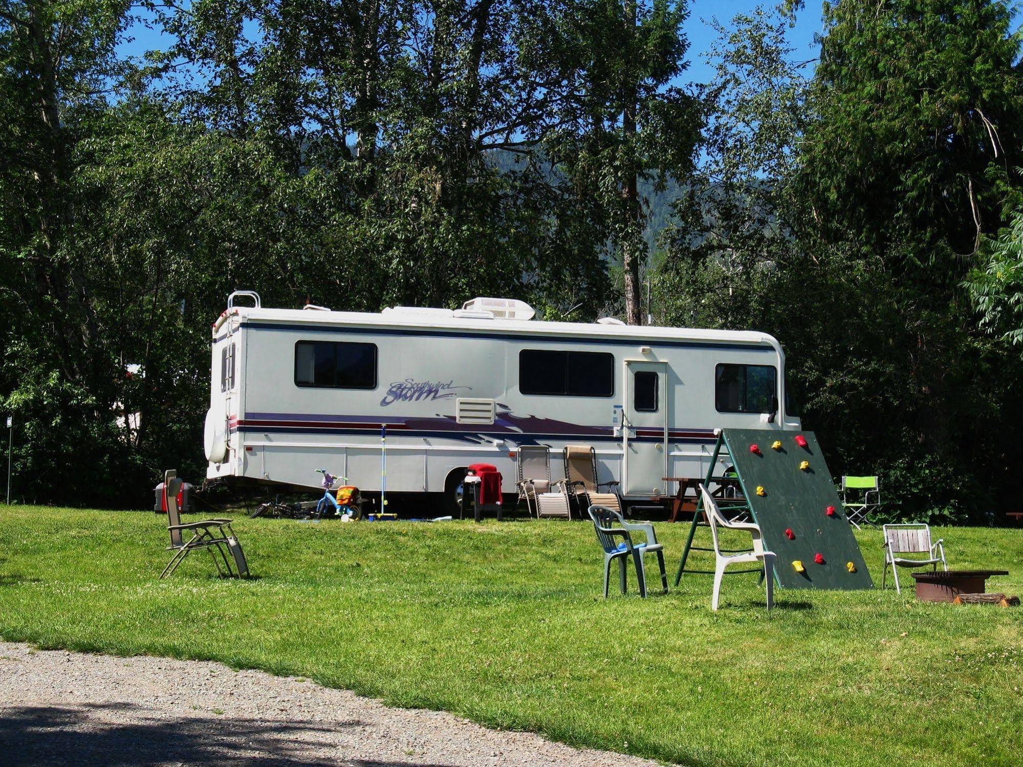 Shuswap Lake Motel Resort & Campground