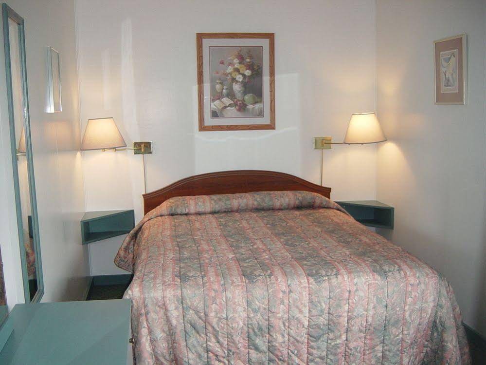 Shuswap Lake Motel Resort & Campground