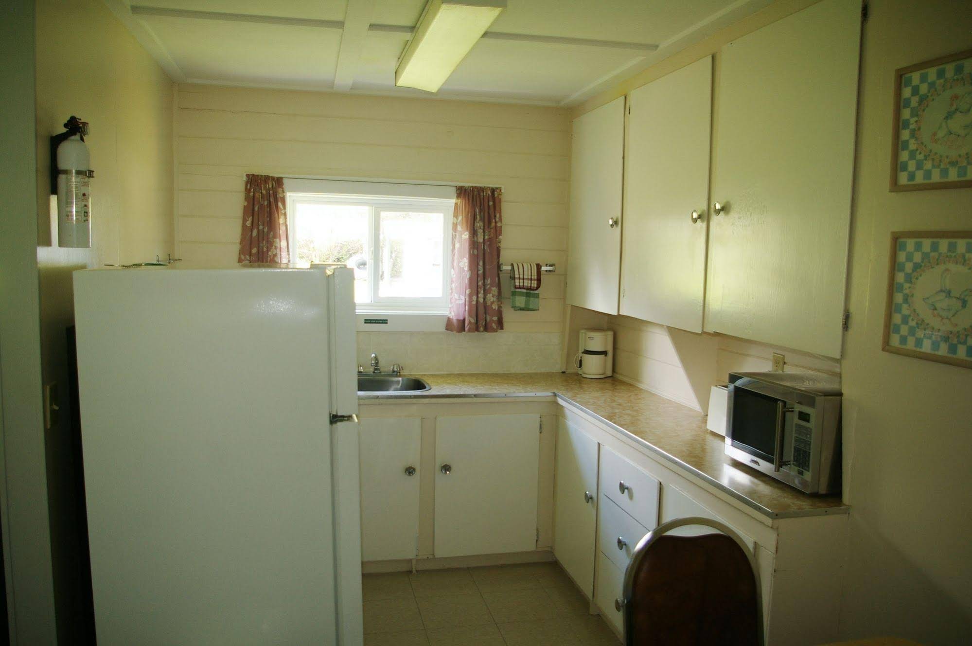 Shuswap Lake Motel Resort & Campground