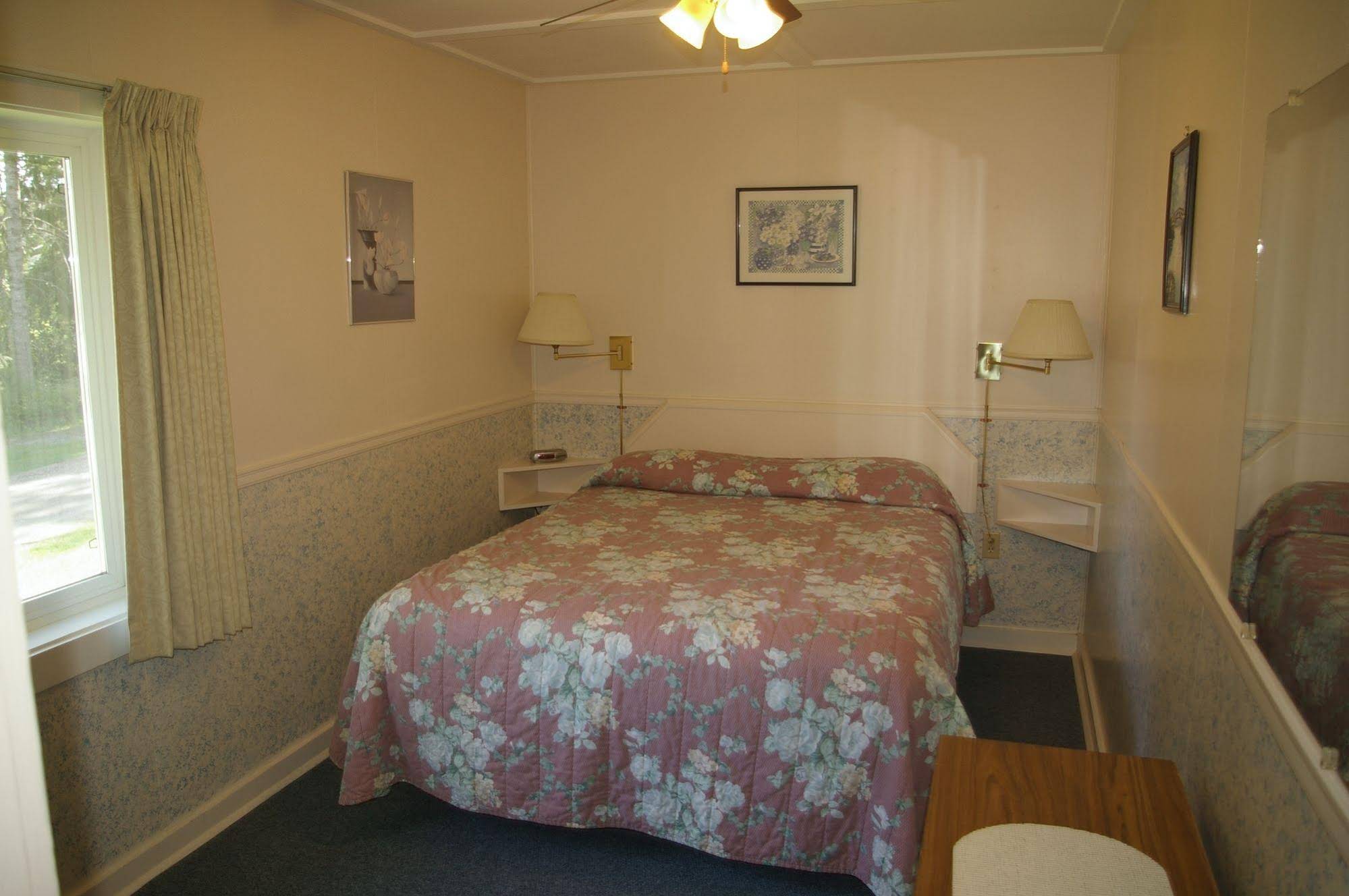 Shuswap Lake Motel Resort & Campground