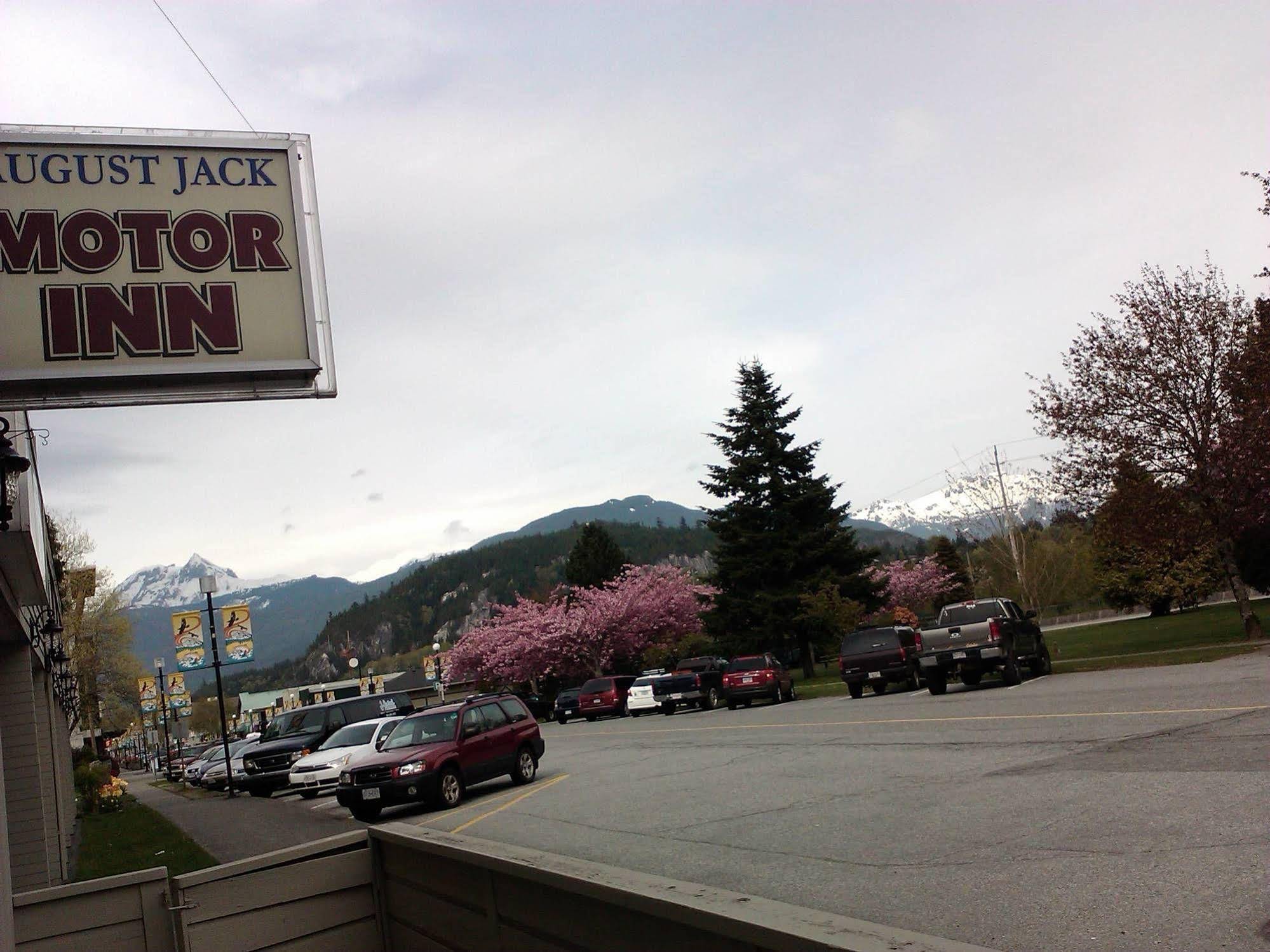 August Jack Motor Inn