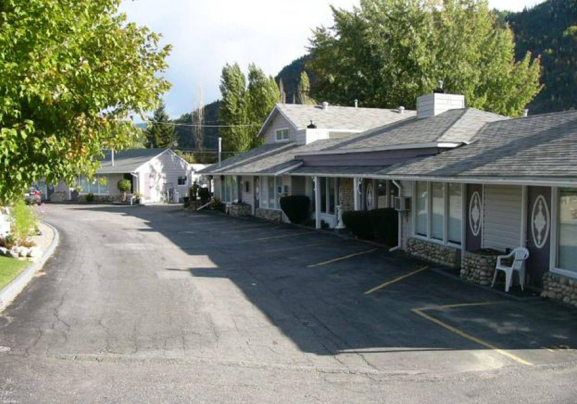 Trail Motel & Mobile Home Park & RV Park
