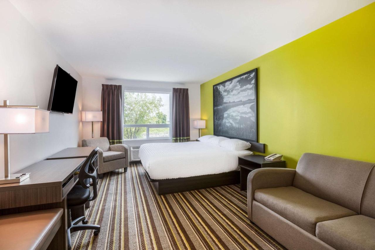 Super 8 by Wyndham Winnipeg East MB