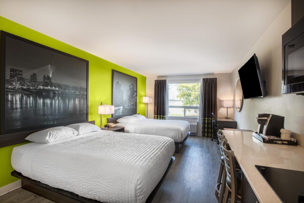 Super 8 by Wyndham Winnipeg East MB