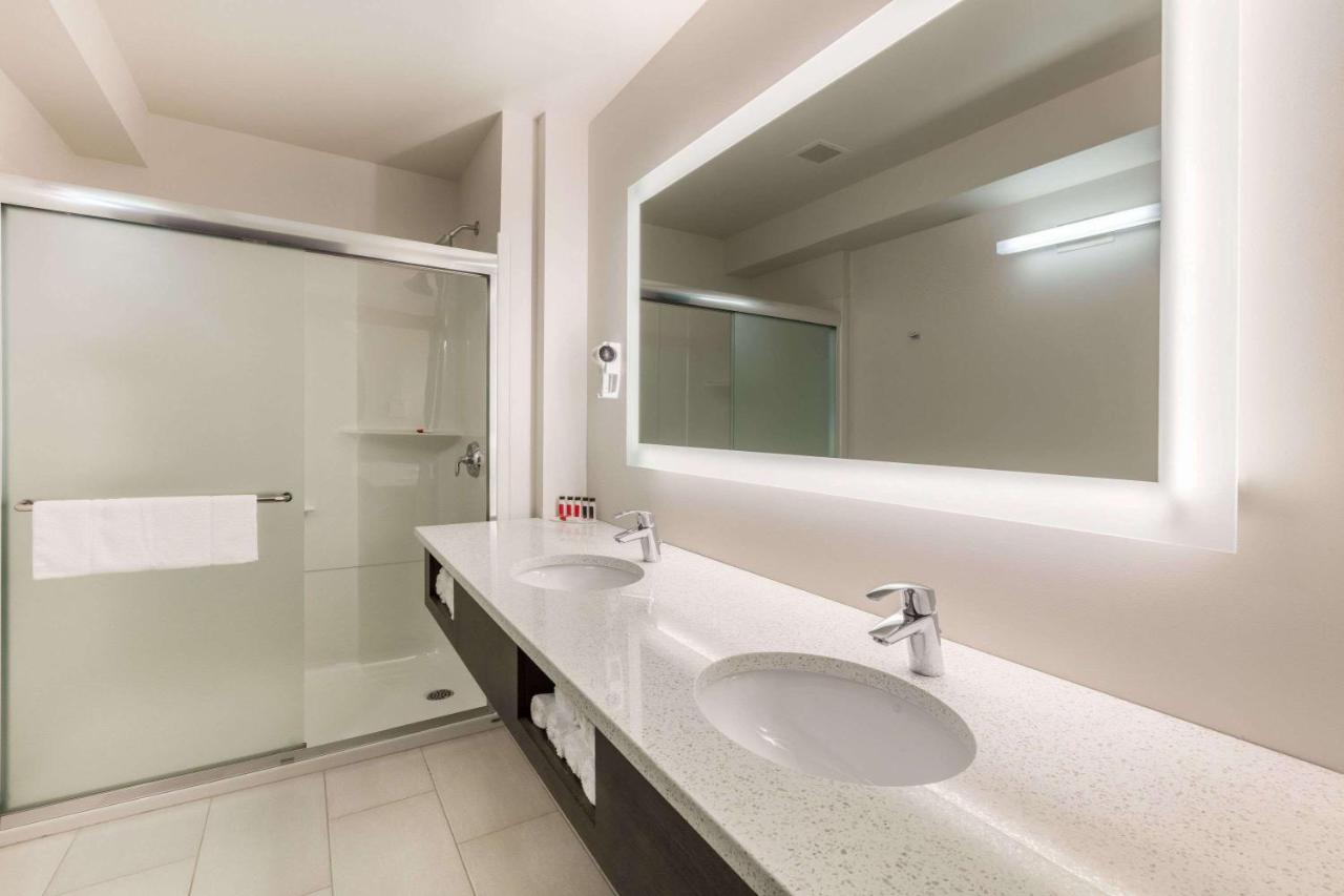 Super 8 by Wyndham Winnipeg East MB