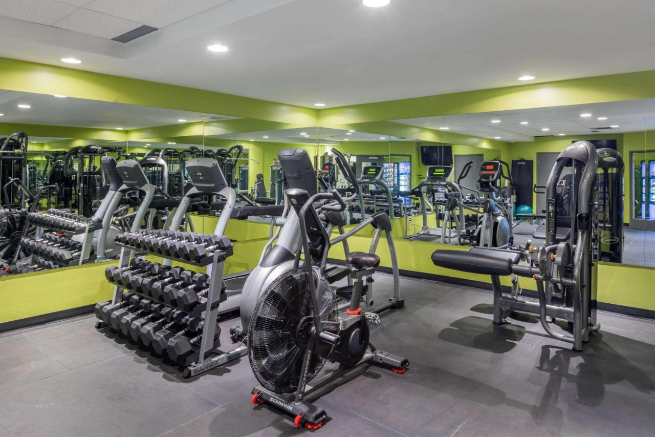Super 8 by Wyndham Winnipeg West