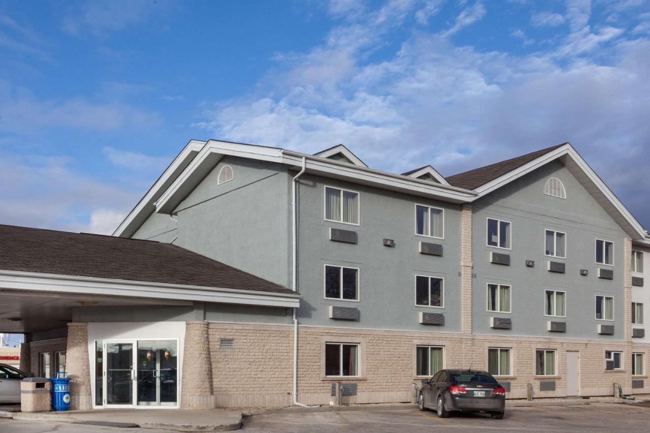 Super 8 by Wyndham Winnipeg West