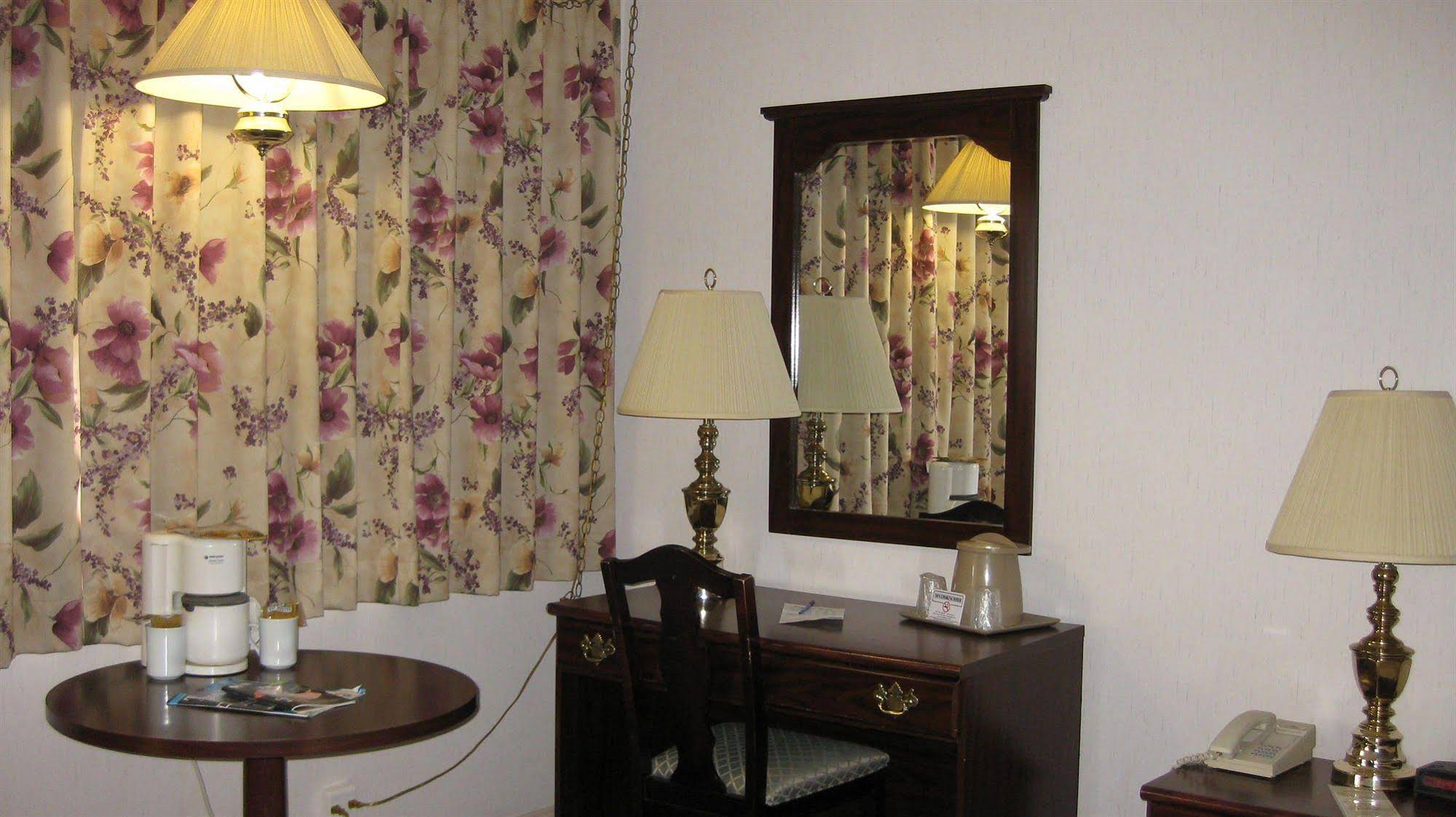 Esquire Motel