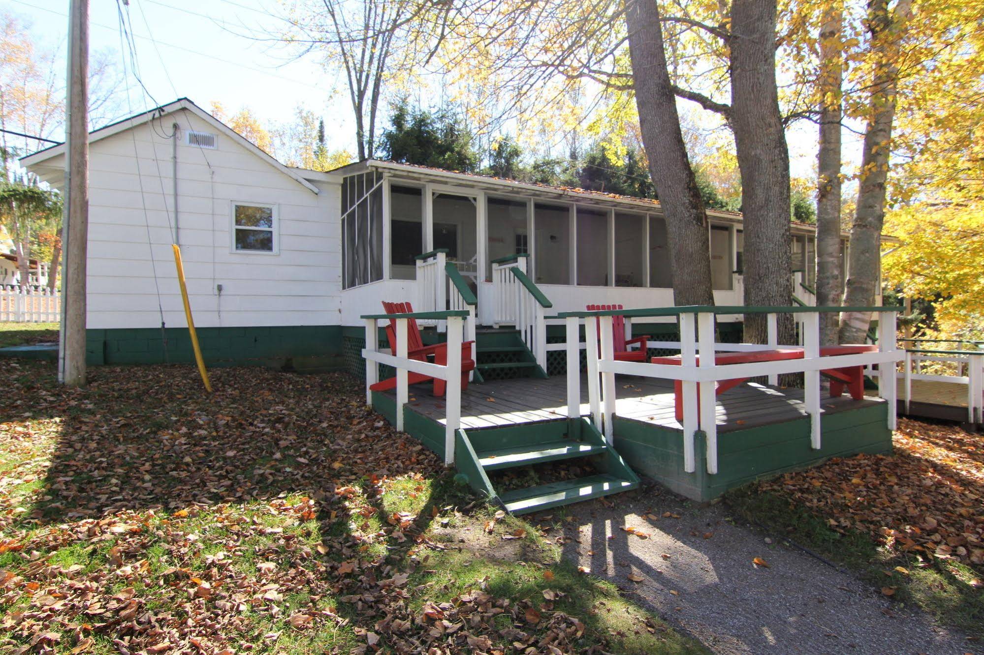 Birch Cliff Lodge on Baptiste Lake