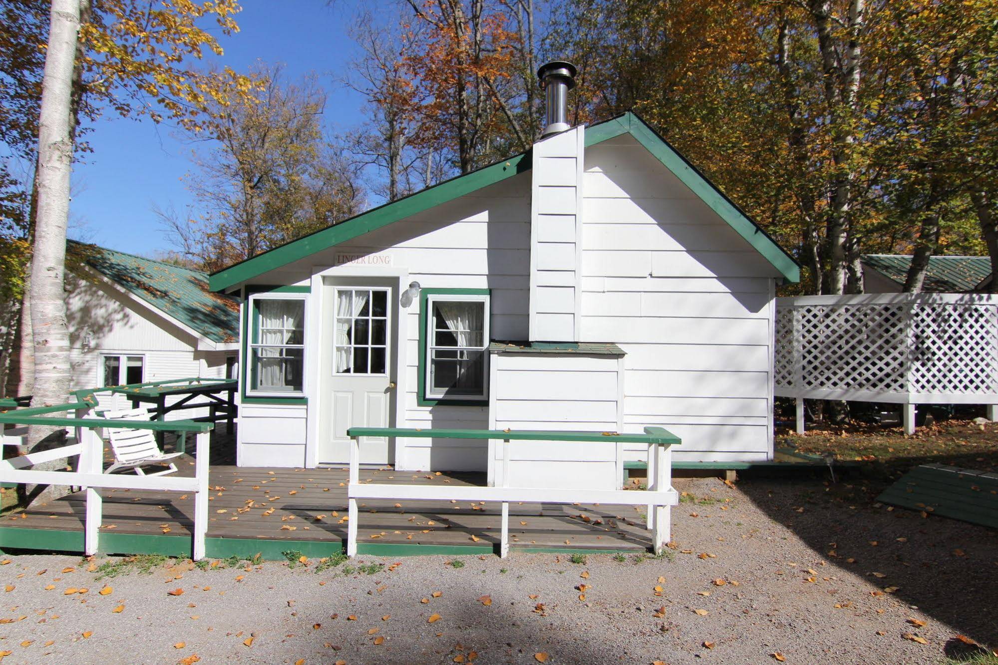 Birch Cliff Lodge on Baptiste Lake