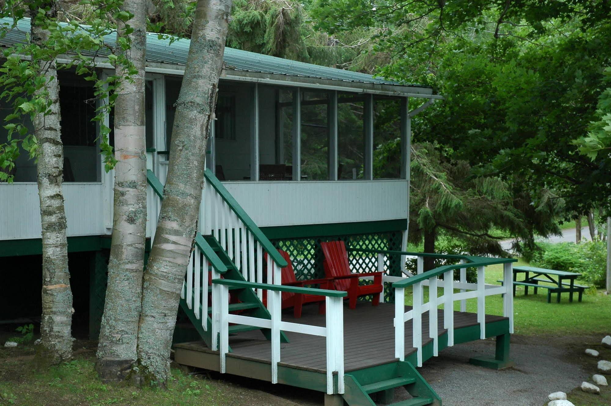 Birch Cliff Lodge on Baptiste Lake