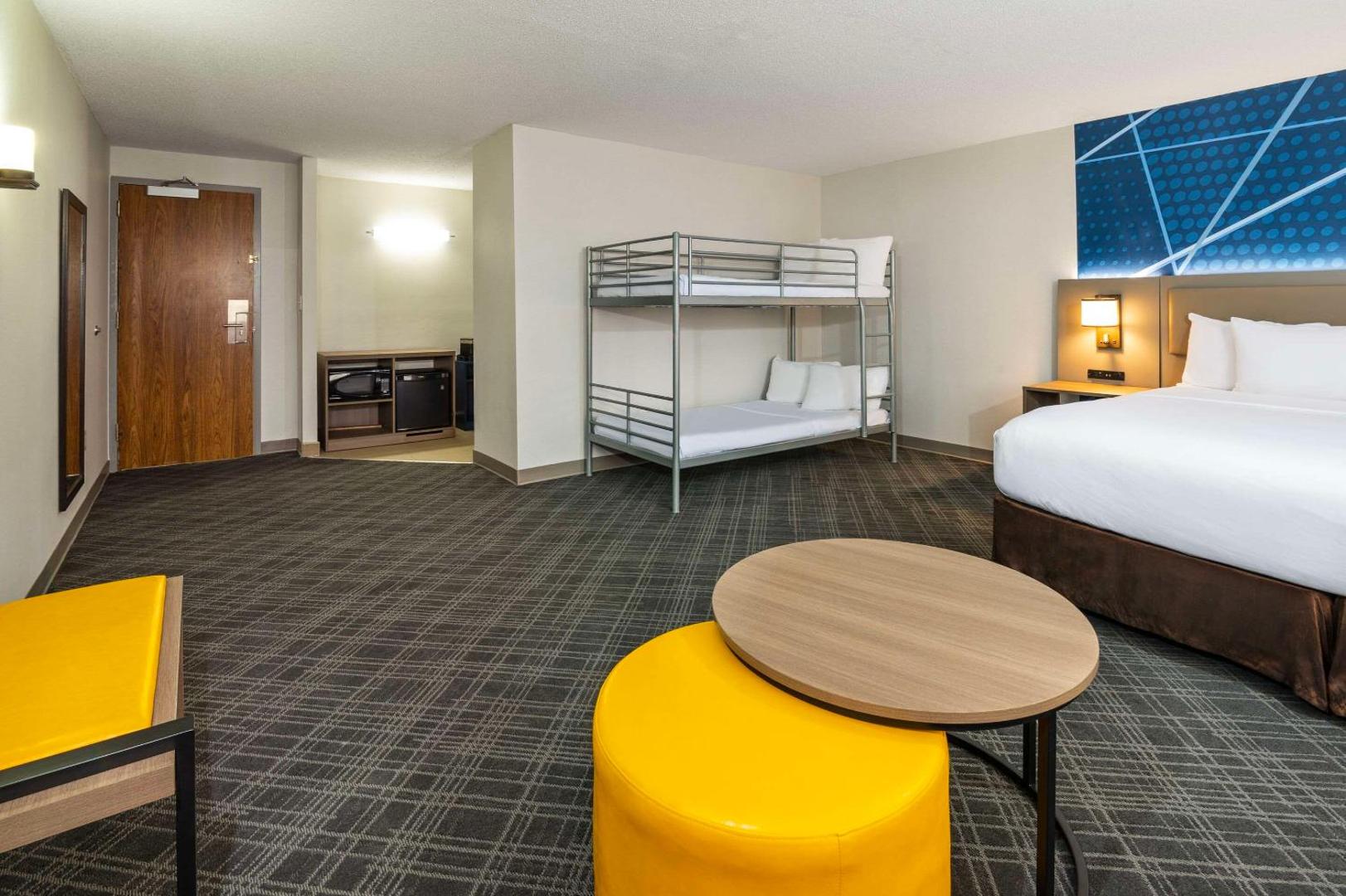 Comfort Inn & Suites Barrie / Essa Road