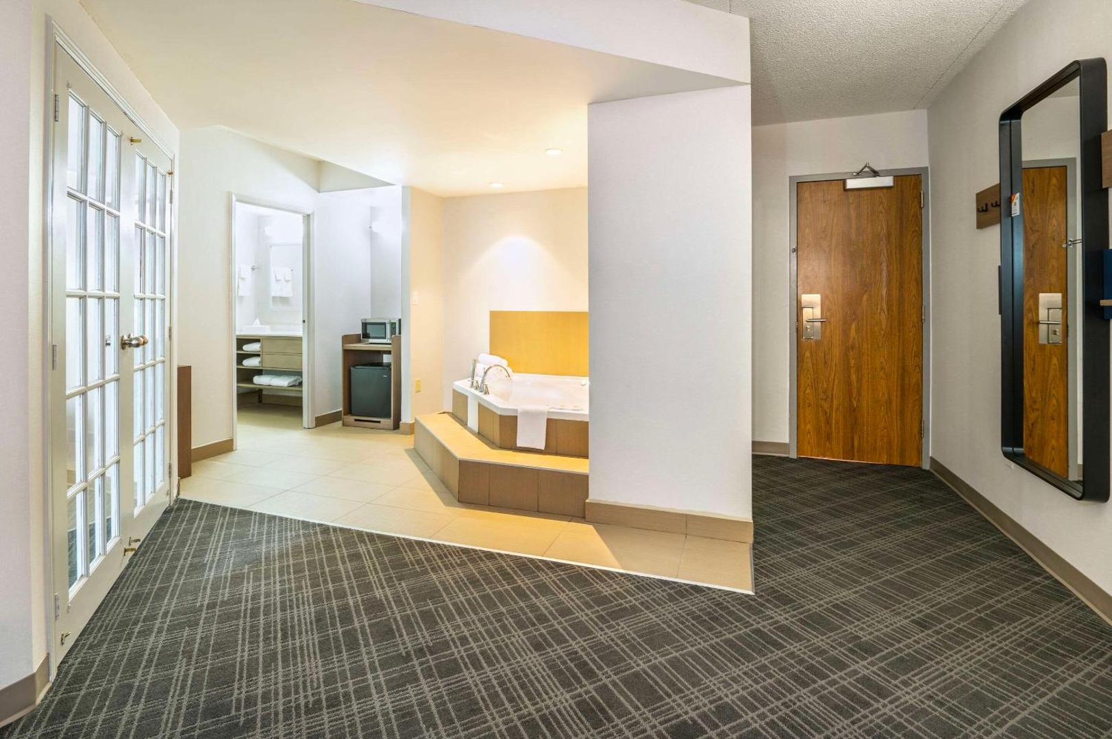 Comfort Inn & Suites Barrie / Essa Road