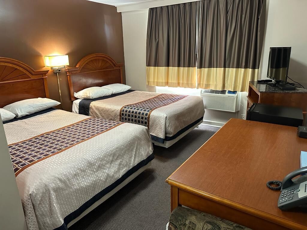 Bears Den Lounge And Motel