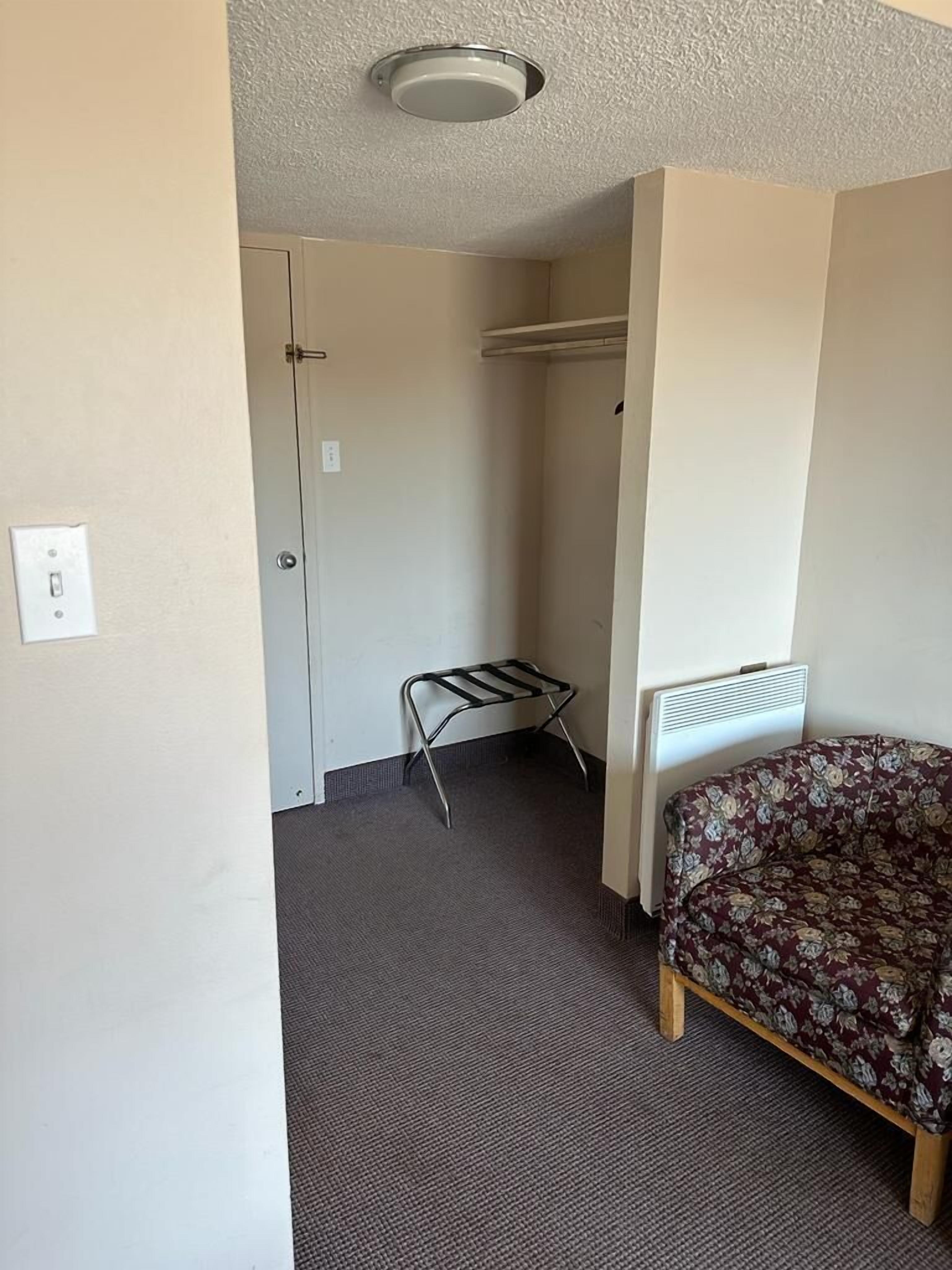 Bears Den Lounge And Motel