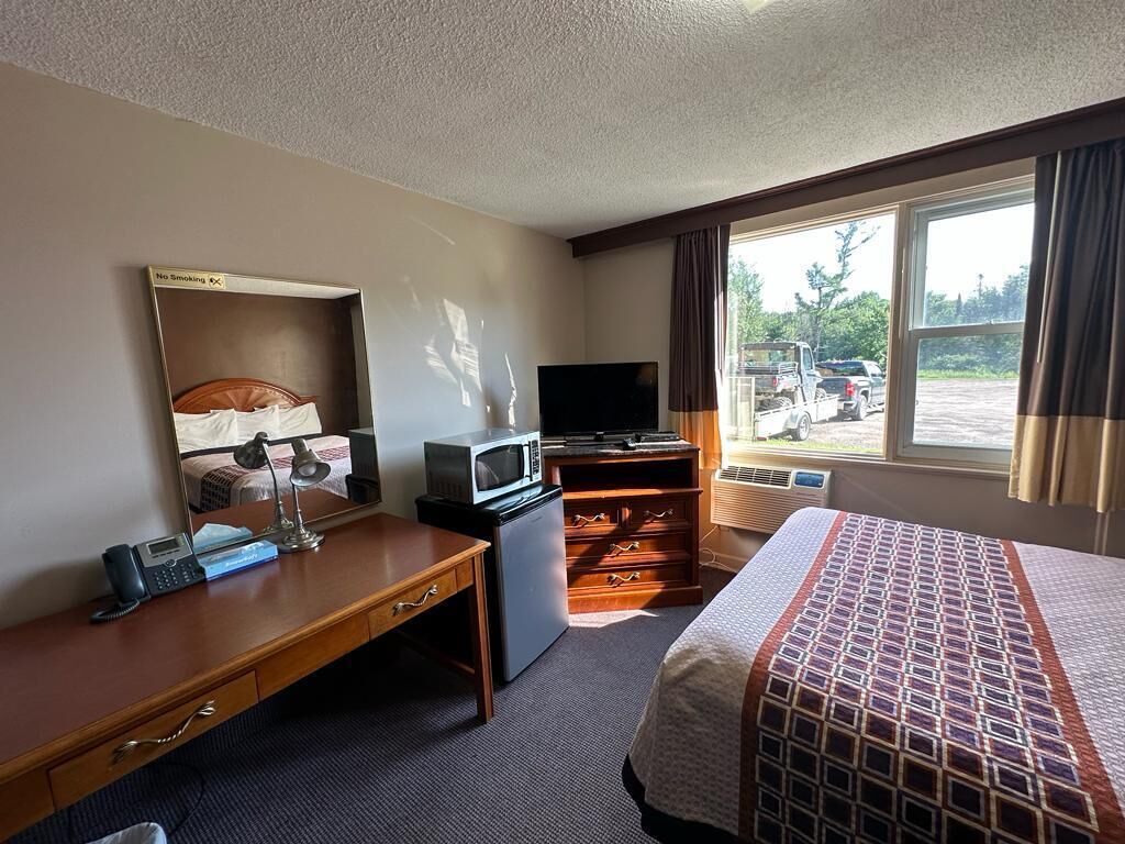 Bears Den Lounge And Motel