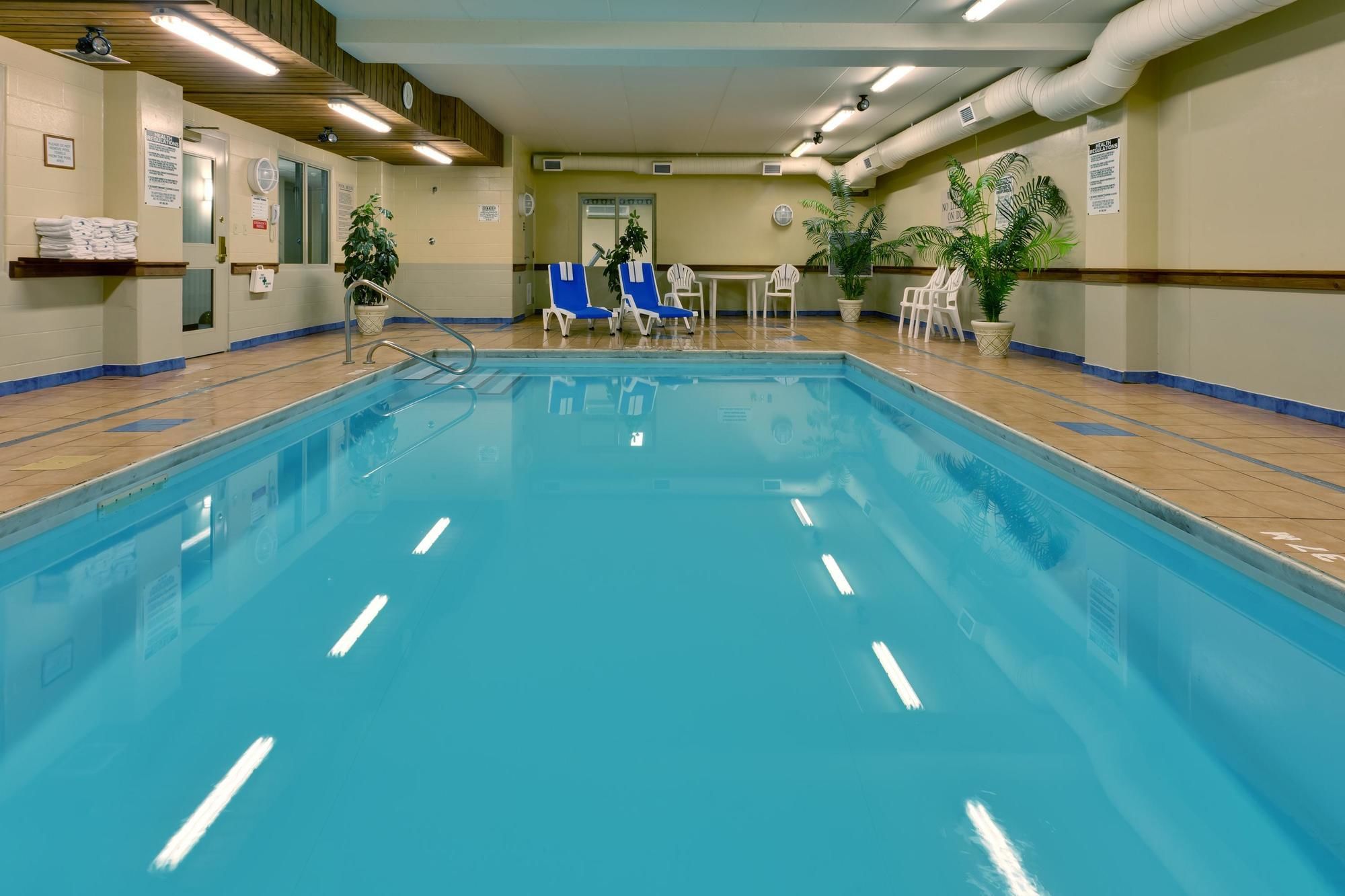 Country Inn & Suites by Radisson, London South, ON