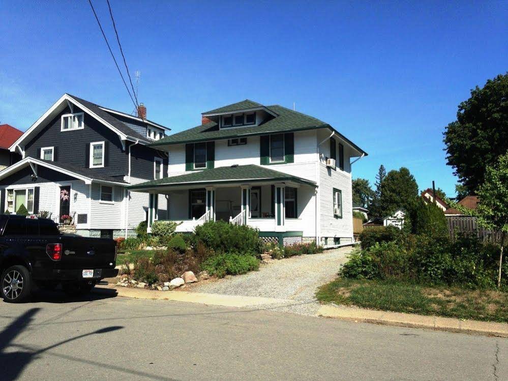 Niagara Falls Cottage Rental - Pine Tree House