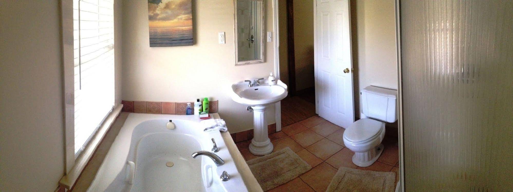 Niagara Falls Cottage Rental - Pine Tree House