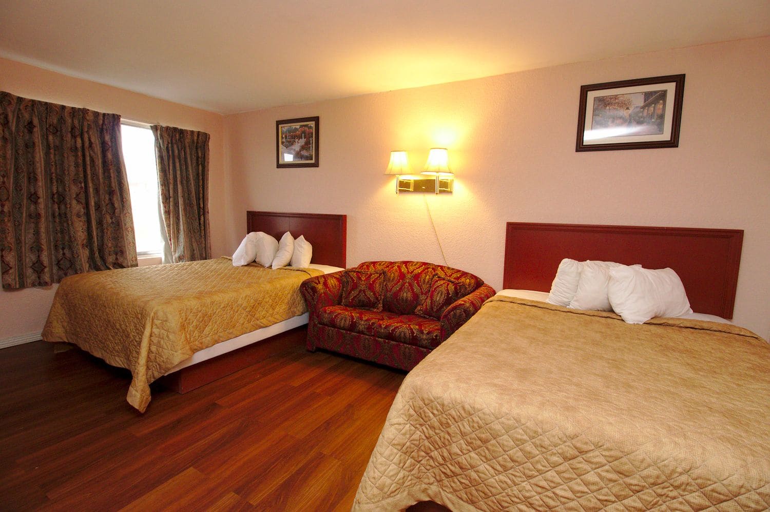 Niagara Lodge & Suites