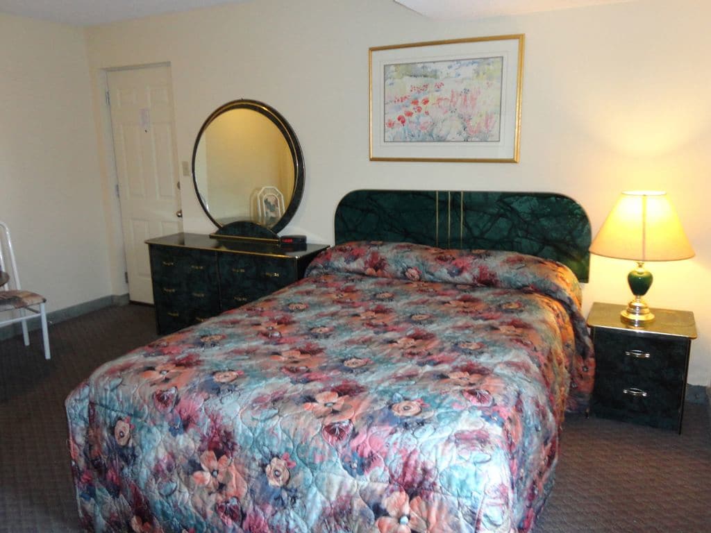 Scottish Inn & Suites Falls Way