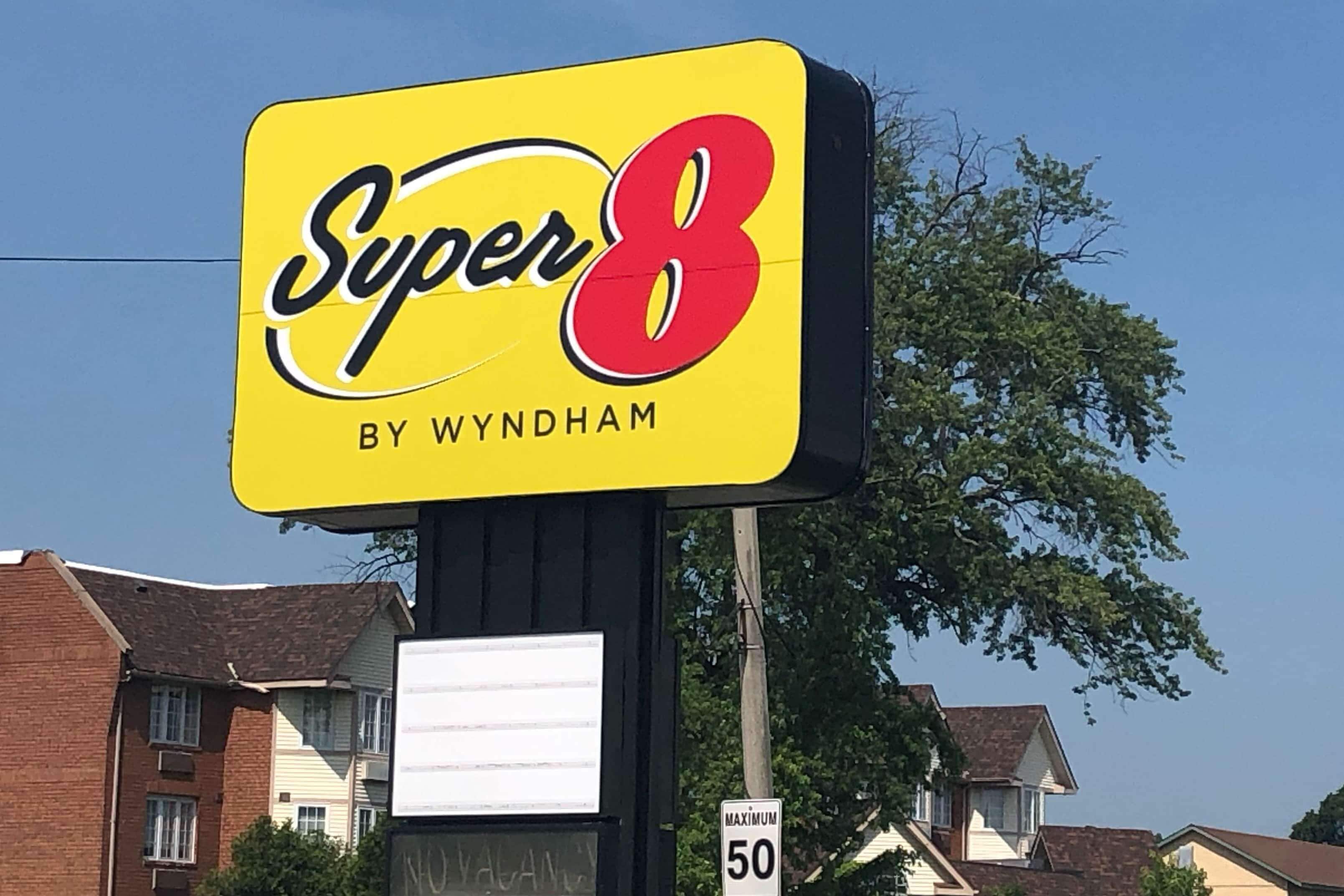 Super 8 by Wyndham Niagara Falls ON