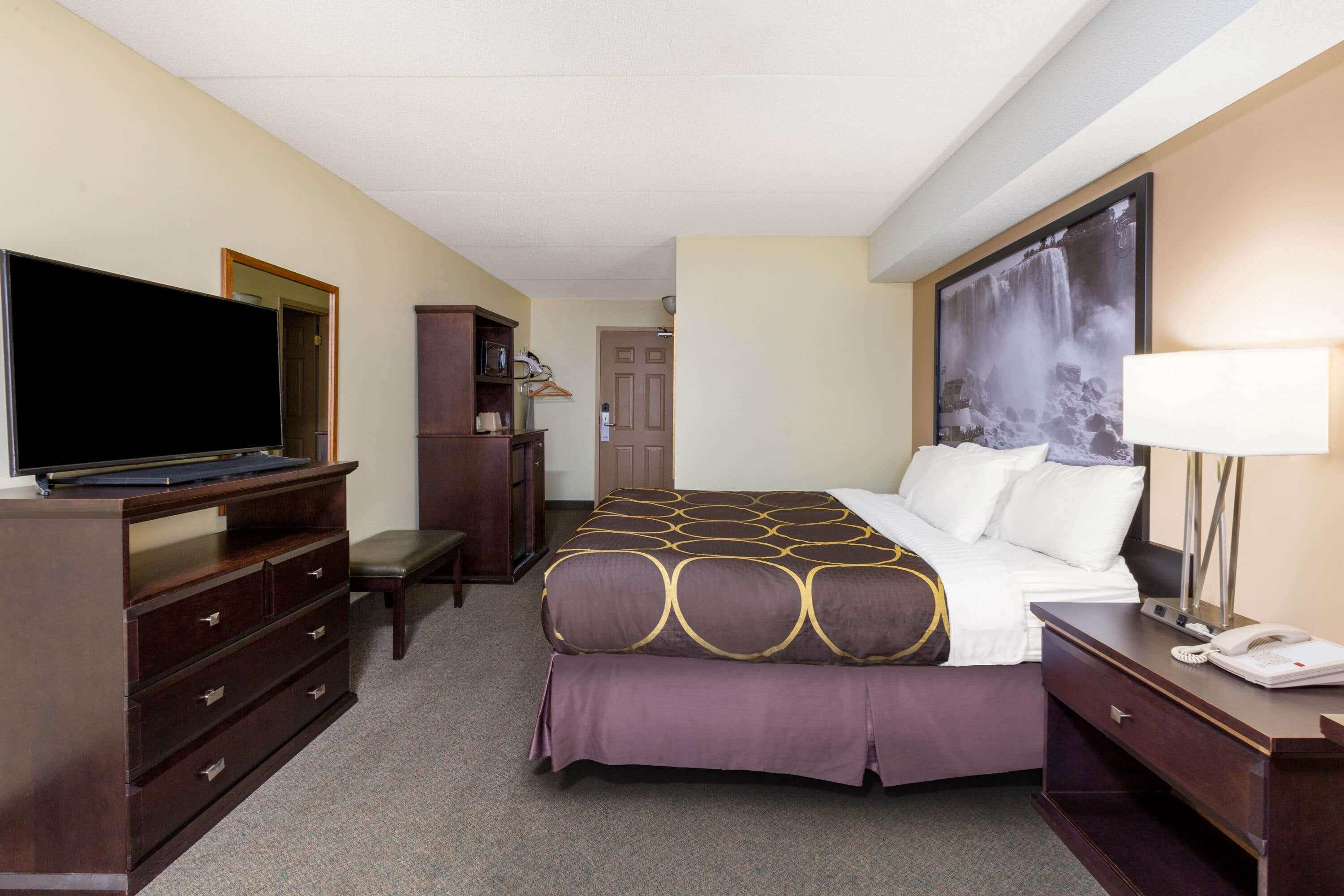 Super 8 by Wyndham Niagara Falls by the Falls