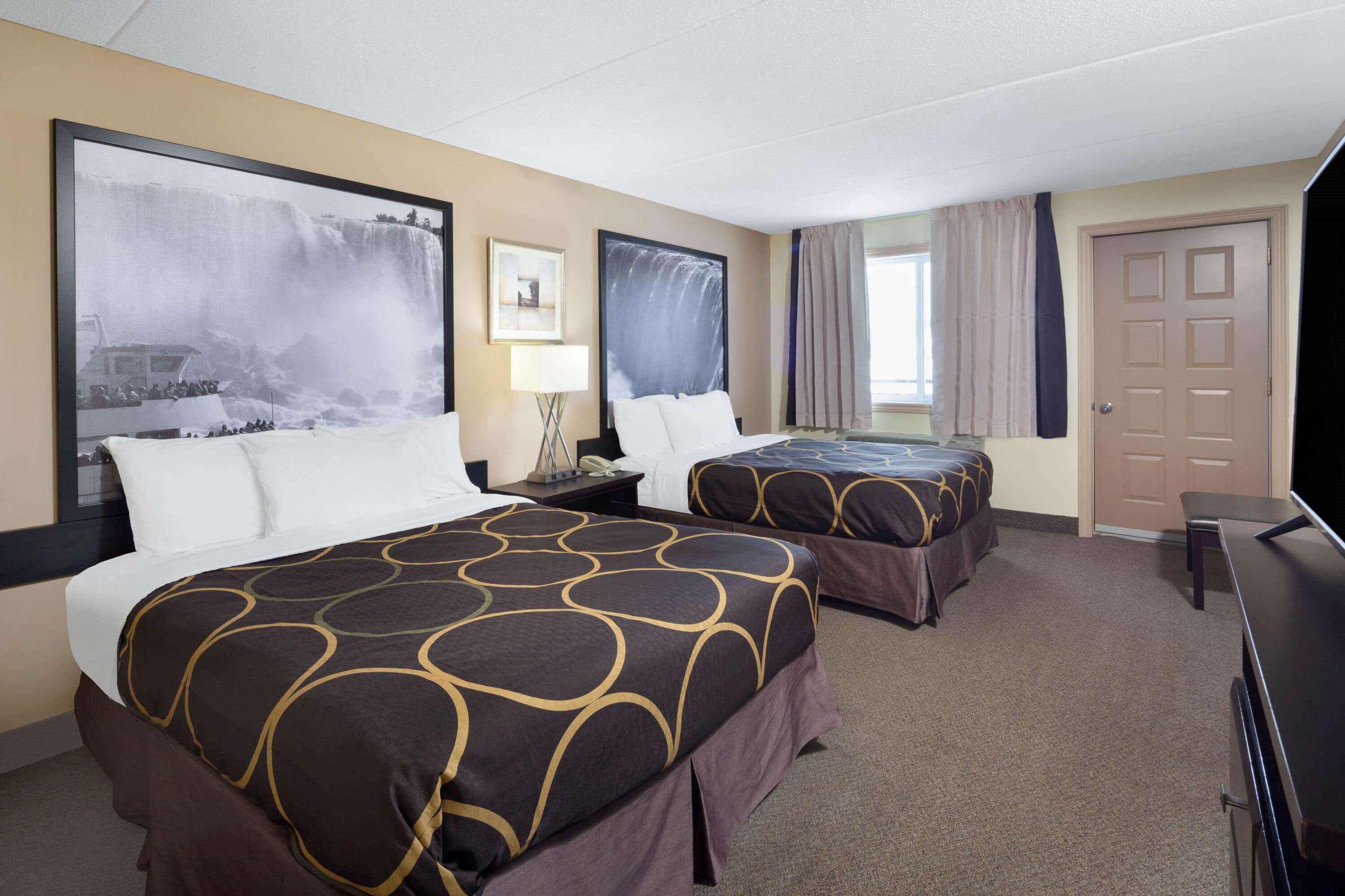 Super 8 by Wyndham Niagara Falls by the Falls