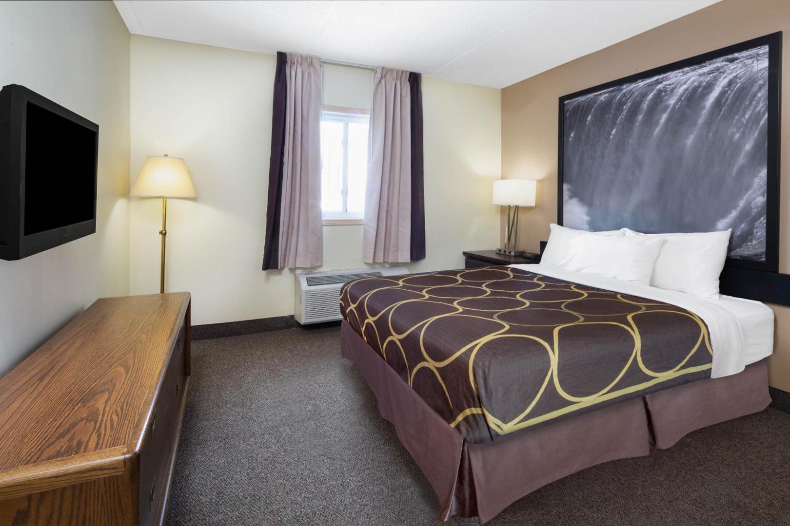 Super 8 by Wyndham Niagara Falls by the Falls