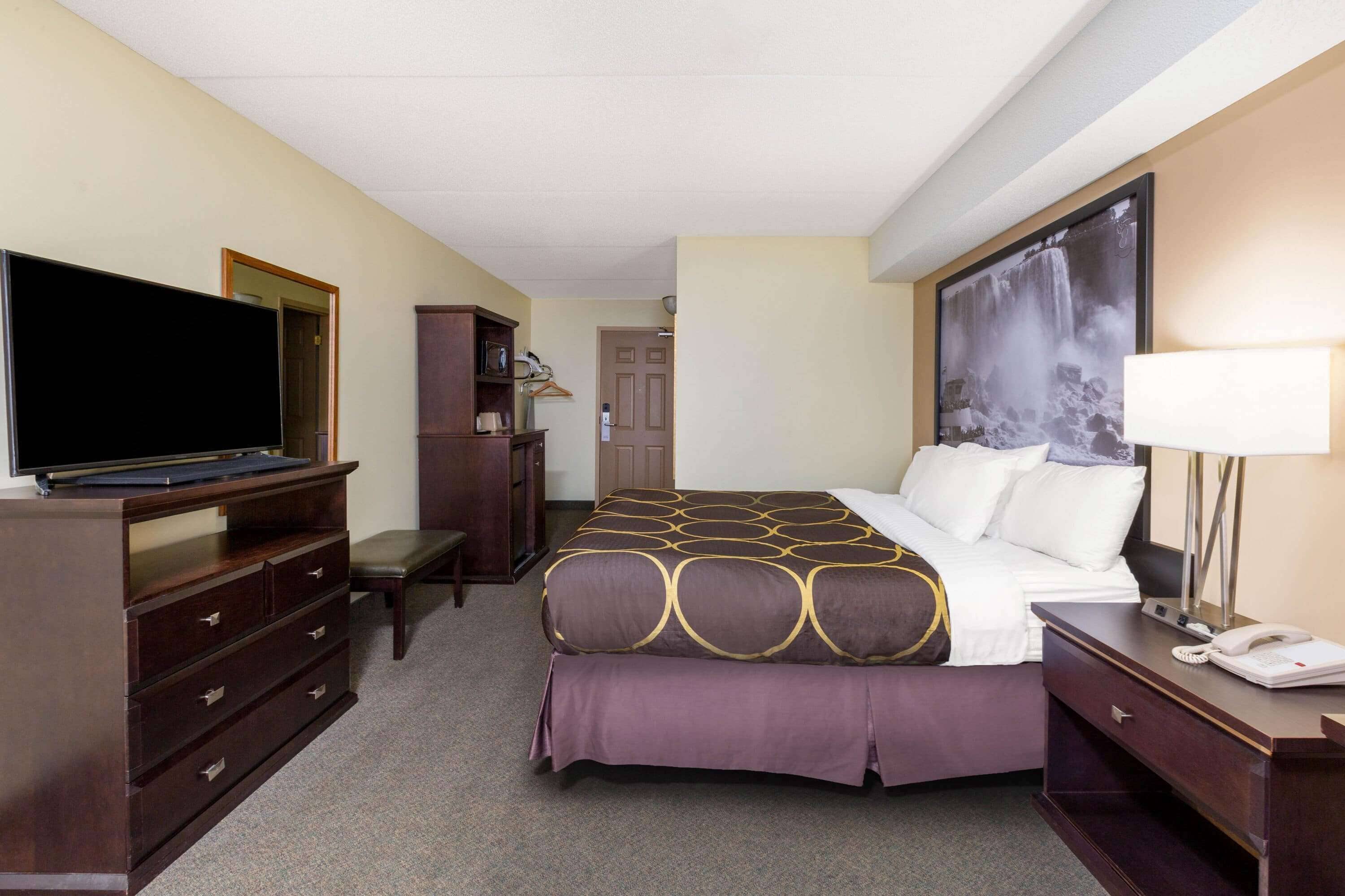 Super 8 by Wyndham Niagara Falls by the Falls