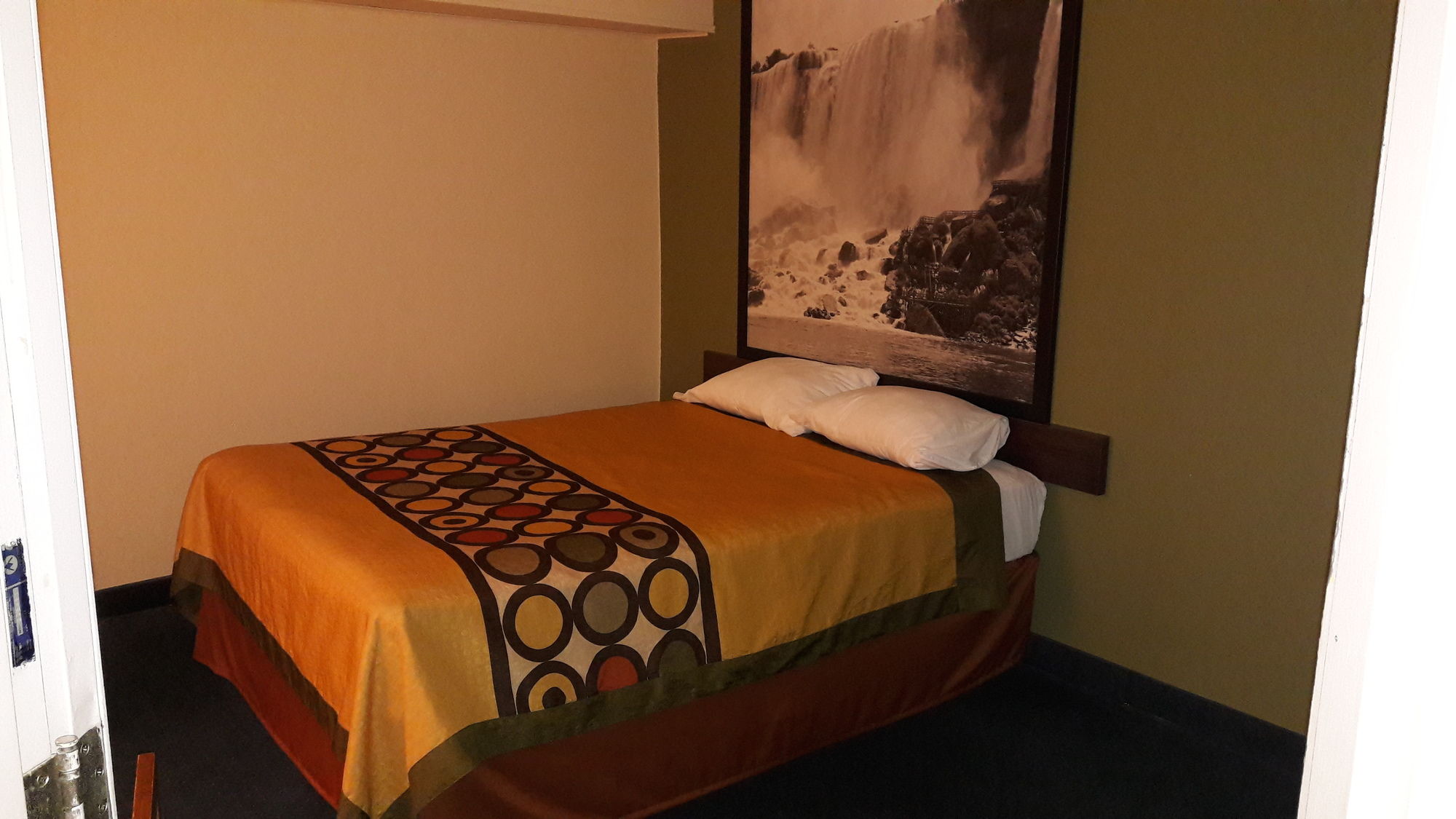 Super 8 by Wyndham Niagara Falls North