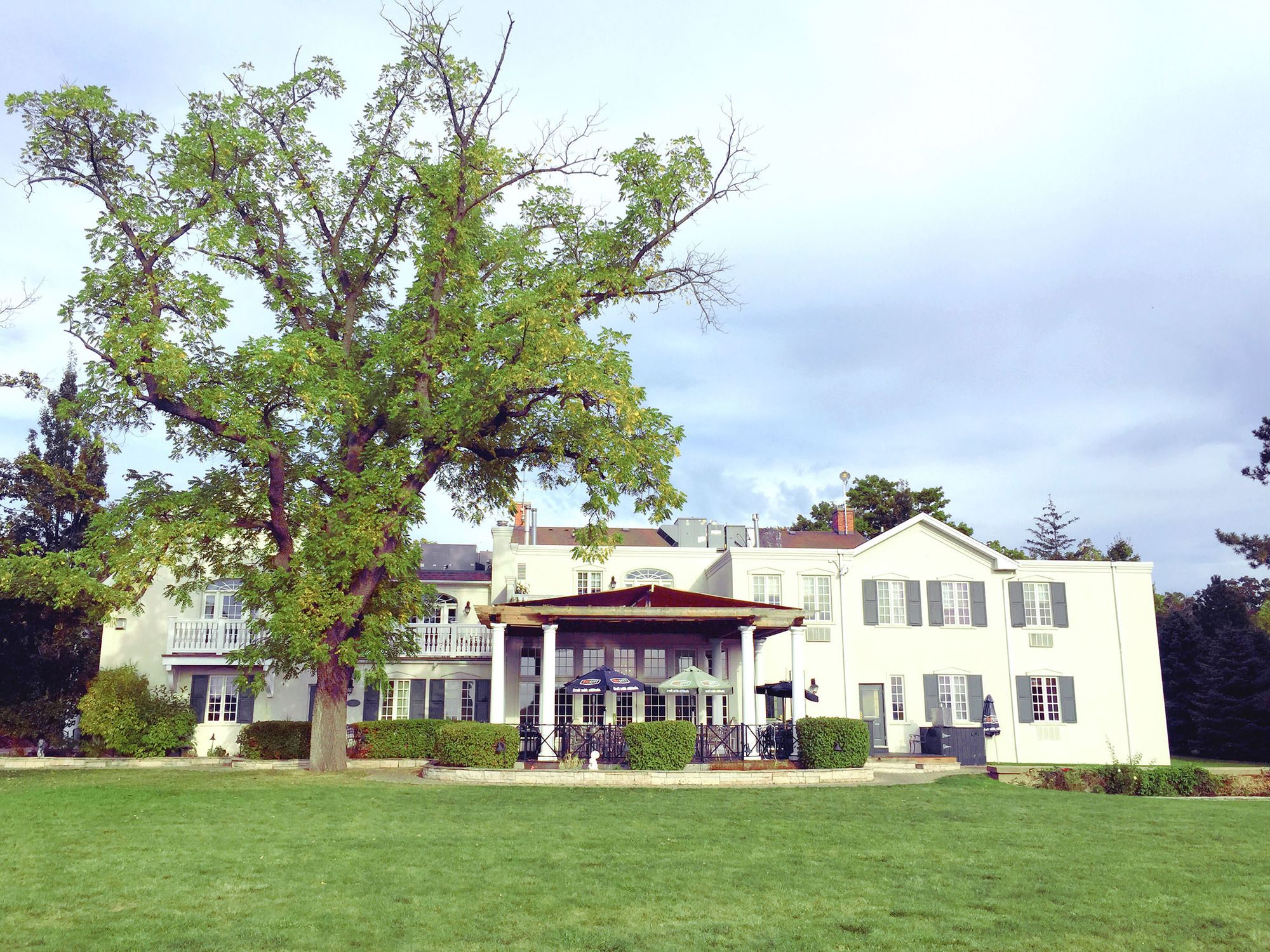 Riverbend Inn & Vineyard