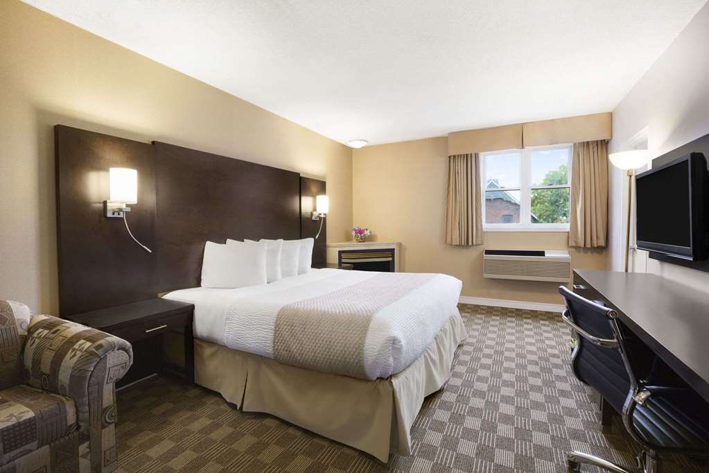 Days Inn & Suites by Wyndham North Bay Downtown