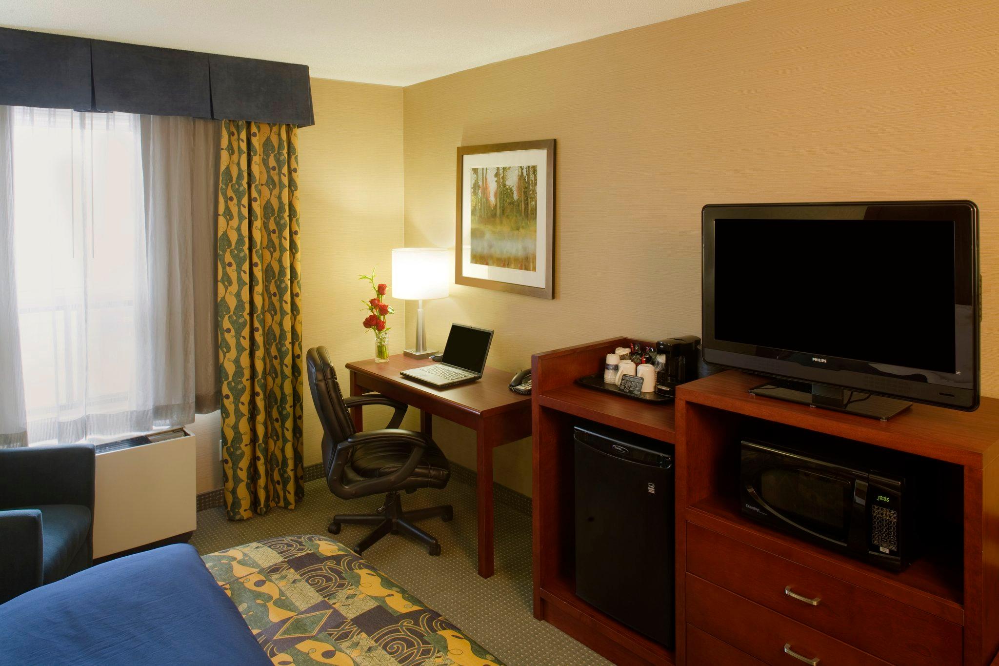 Travelodge by Wyndham Oshawa Whitby