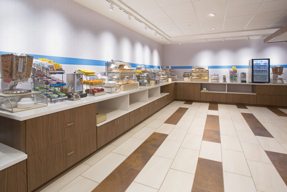 Holiday Inn Express & Suites Downtown Ottawa East