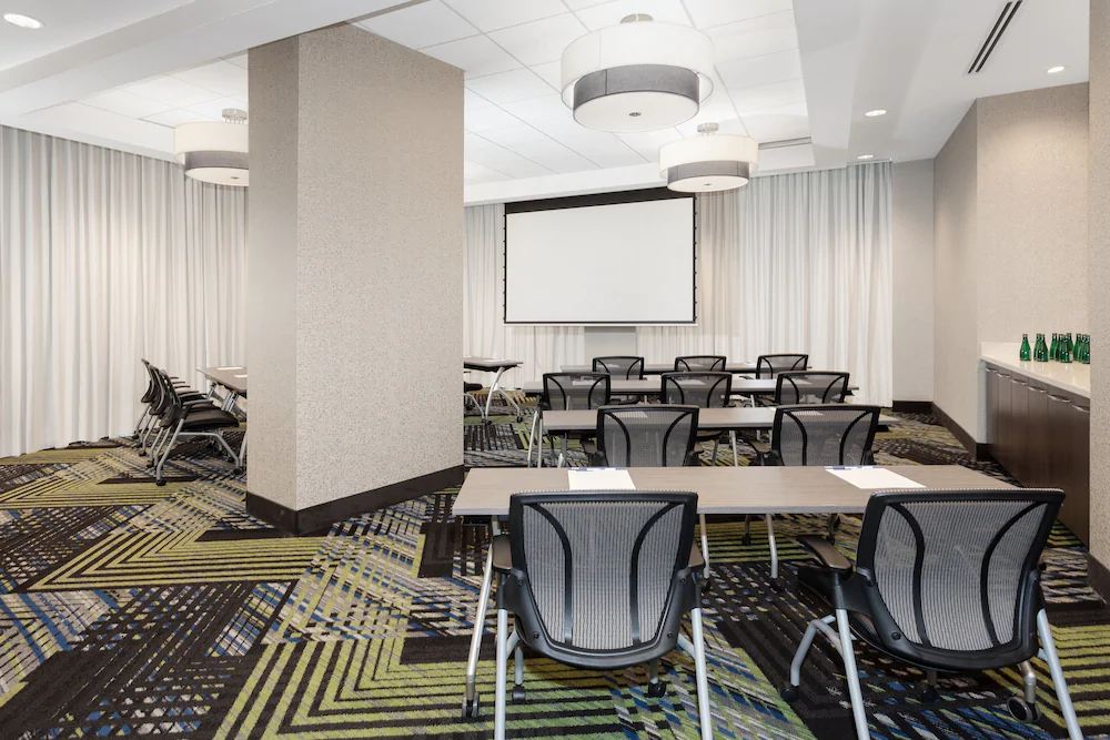 Holiday Inn Express & Suites Downtown Ottawa East
