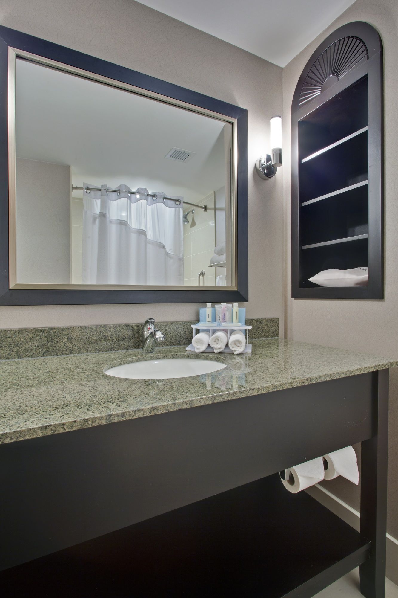 Holiday Inn Express & Suites Ottawa West - Nepean