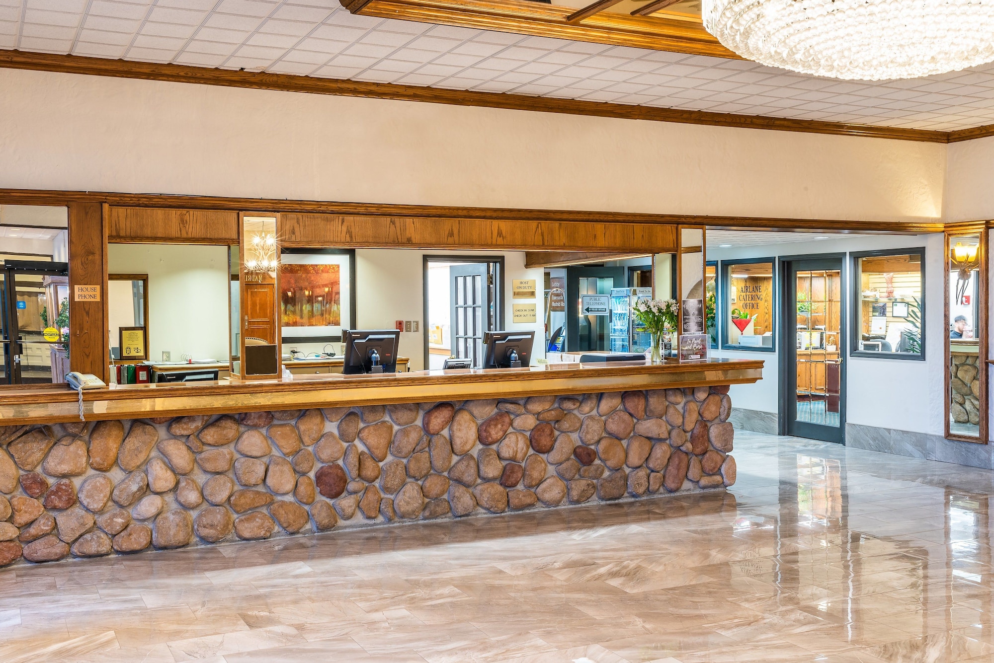 Ramada by Wyndham Thunder Bay Airlane Hotel