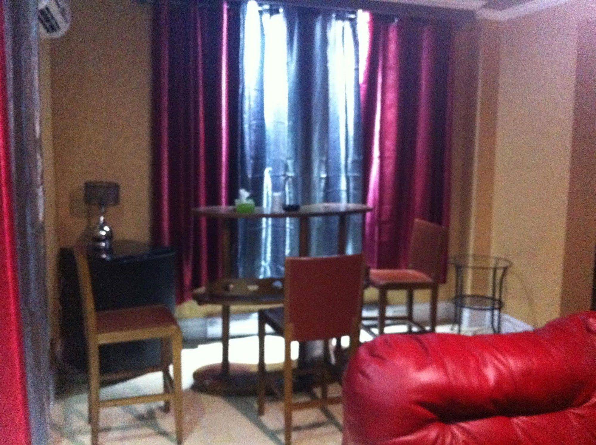 Chomedey Inn