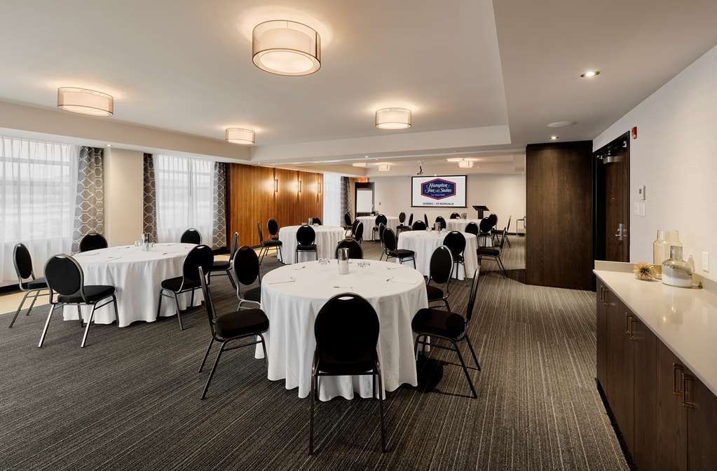 Hampton Inn & Suites by Hilton Quebec City /Saint-Romuald