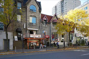 Destination Stays Montreal Downtown