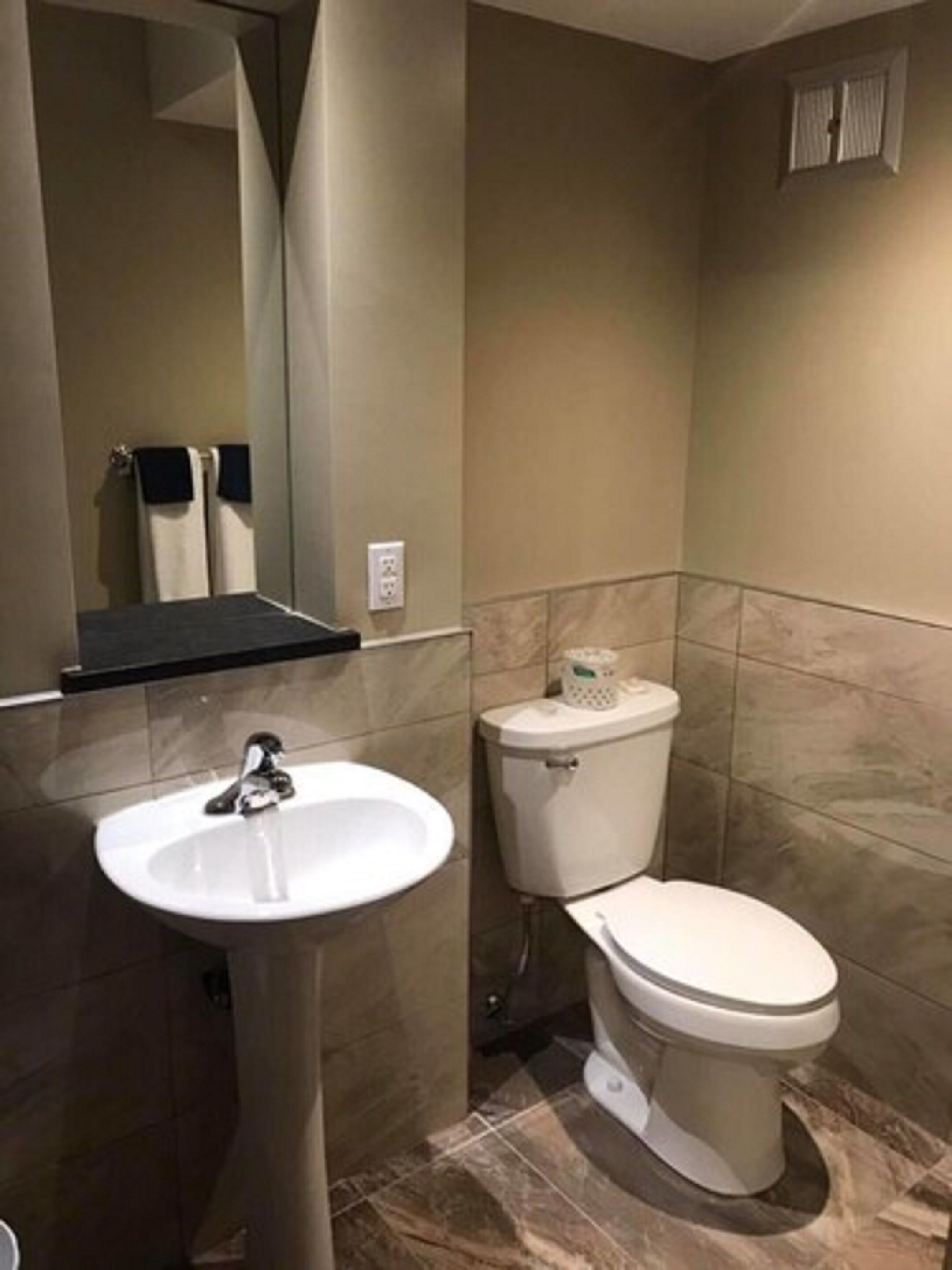 Super 8 by Wyndham Montreal