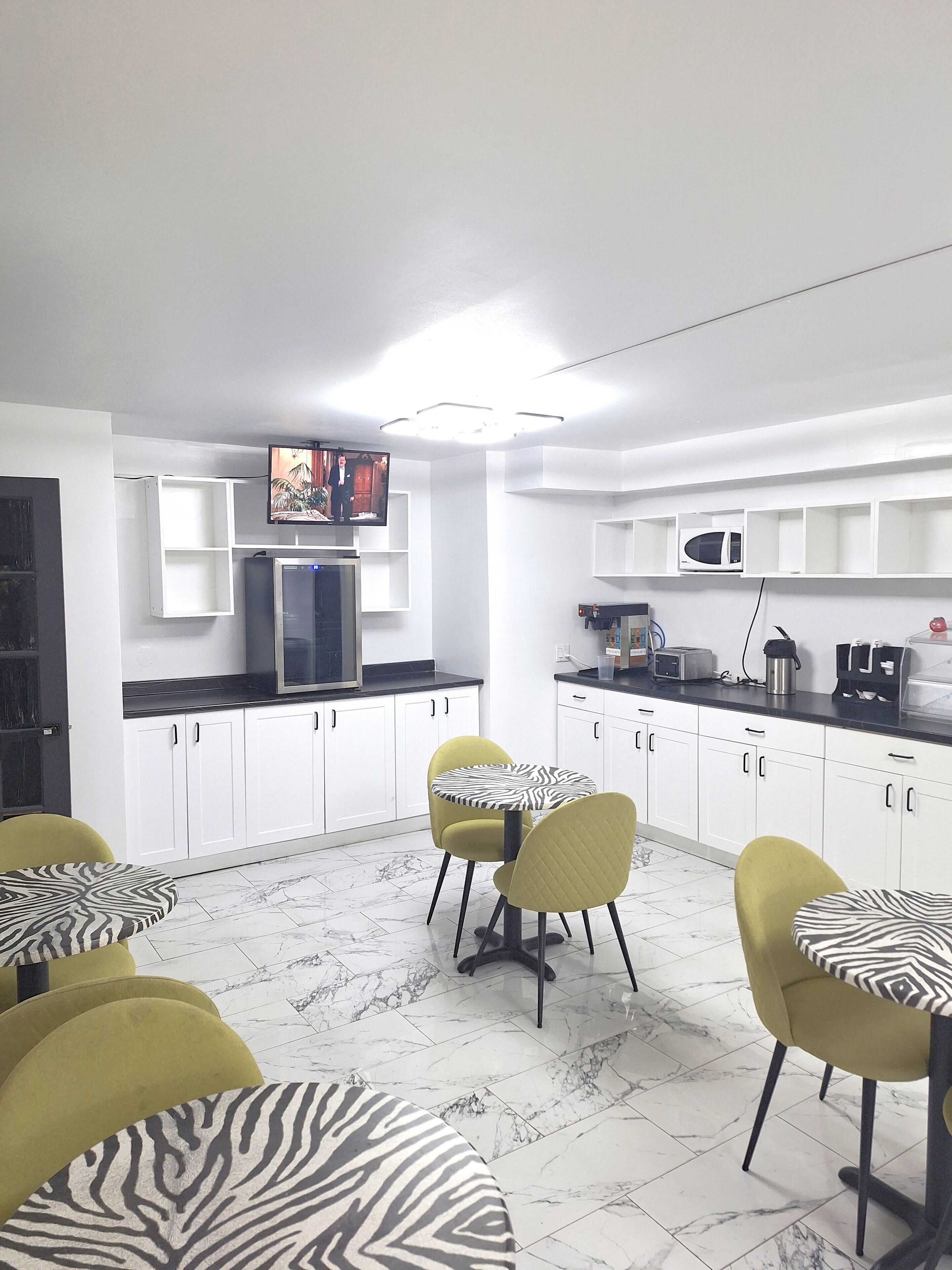 Super 8 by Wyndham Montreal